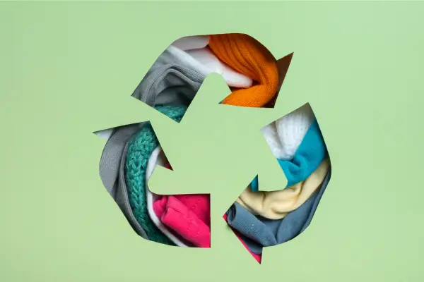 Moda sustentável na prática com roupas recicladas e muito estilo